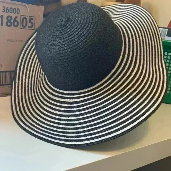 Cruise Club packable,  black and white sun hat - Picture 3 of 6